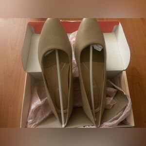 Easy Spirit Cream Heels Sleek Minimalist Design